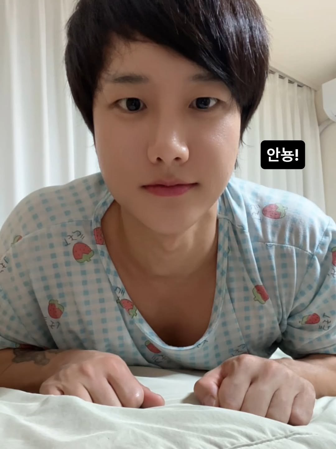 Photo by 난희 on October 30, 2025. May be an image of one or more people and text that says '안뇽!'.