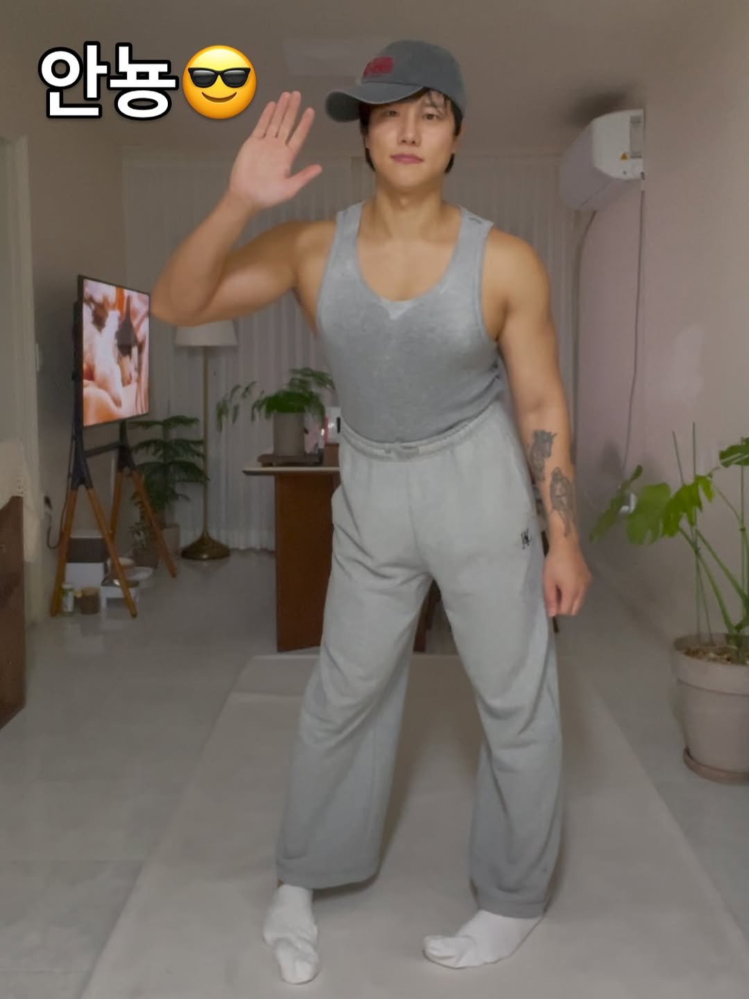 Photo by 난희 on October 21, 2025. May be an image of one or more people, biceps, sweatpants, turtleneck and text that says '안뇽 KM'.