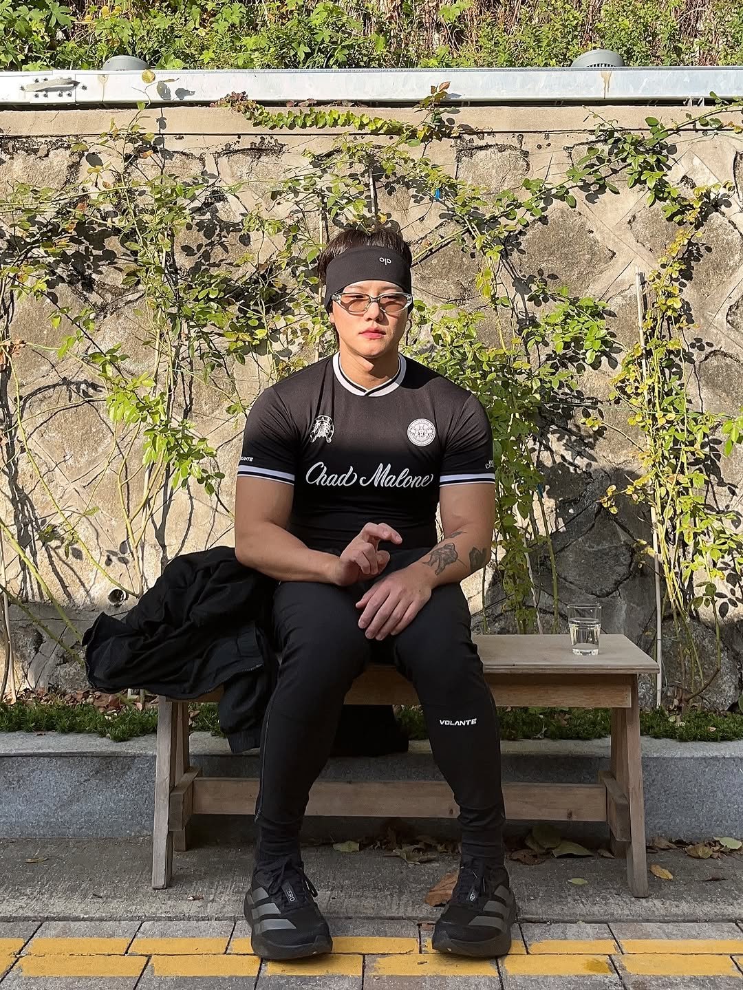 Photo by 난희 on November 02, 2025. May be an image of one or more people, beard, biceps, people bodybuilding, activewear, military uniform, sportswear, sweatpants and outdoors.