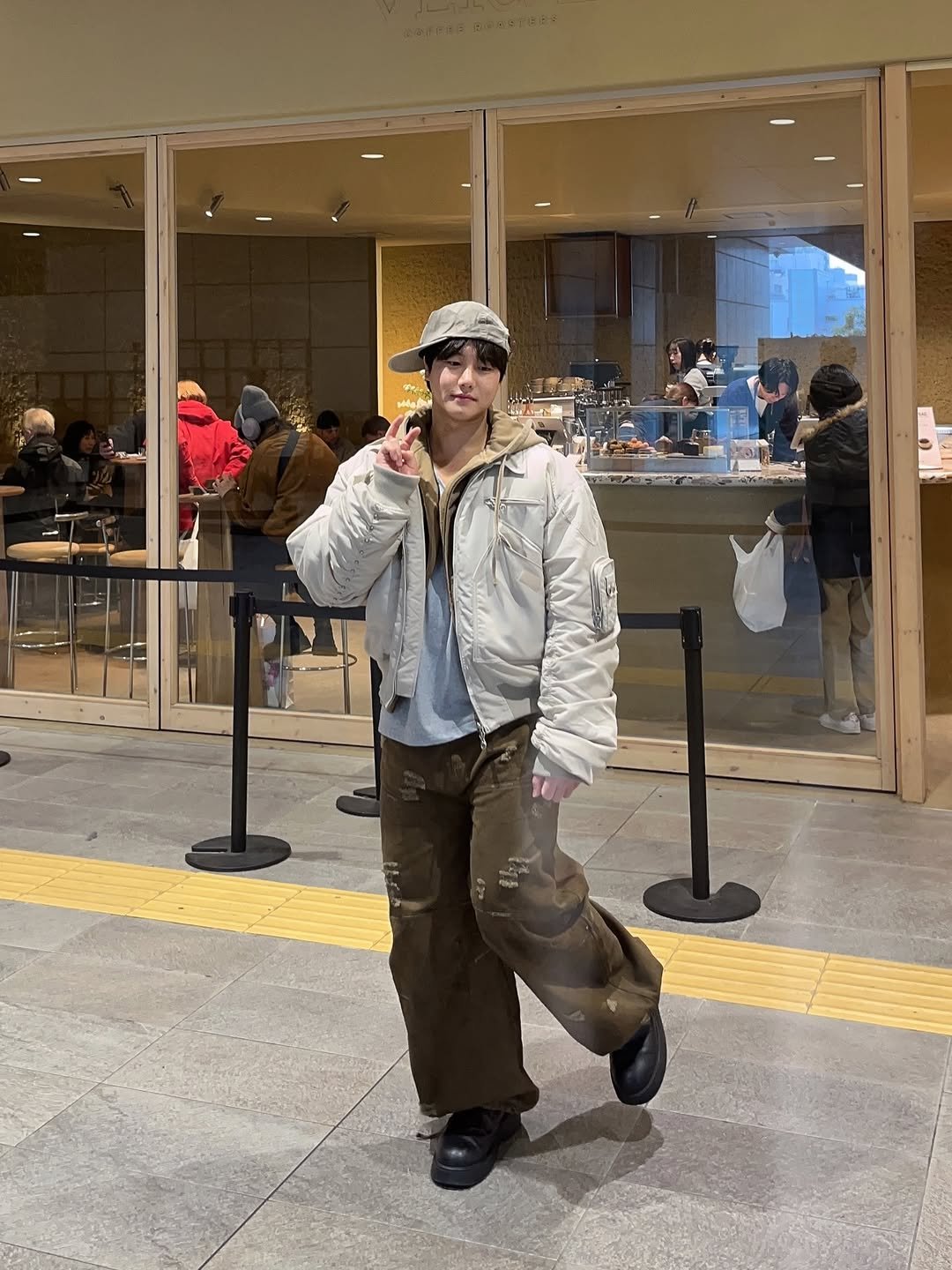 Photo by 난희 on February 18, 2026. May be an image of standing, overcoat, hat, duffle coat, beret, military uniform, parka, cornflower and text.