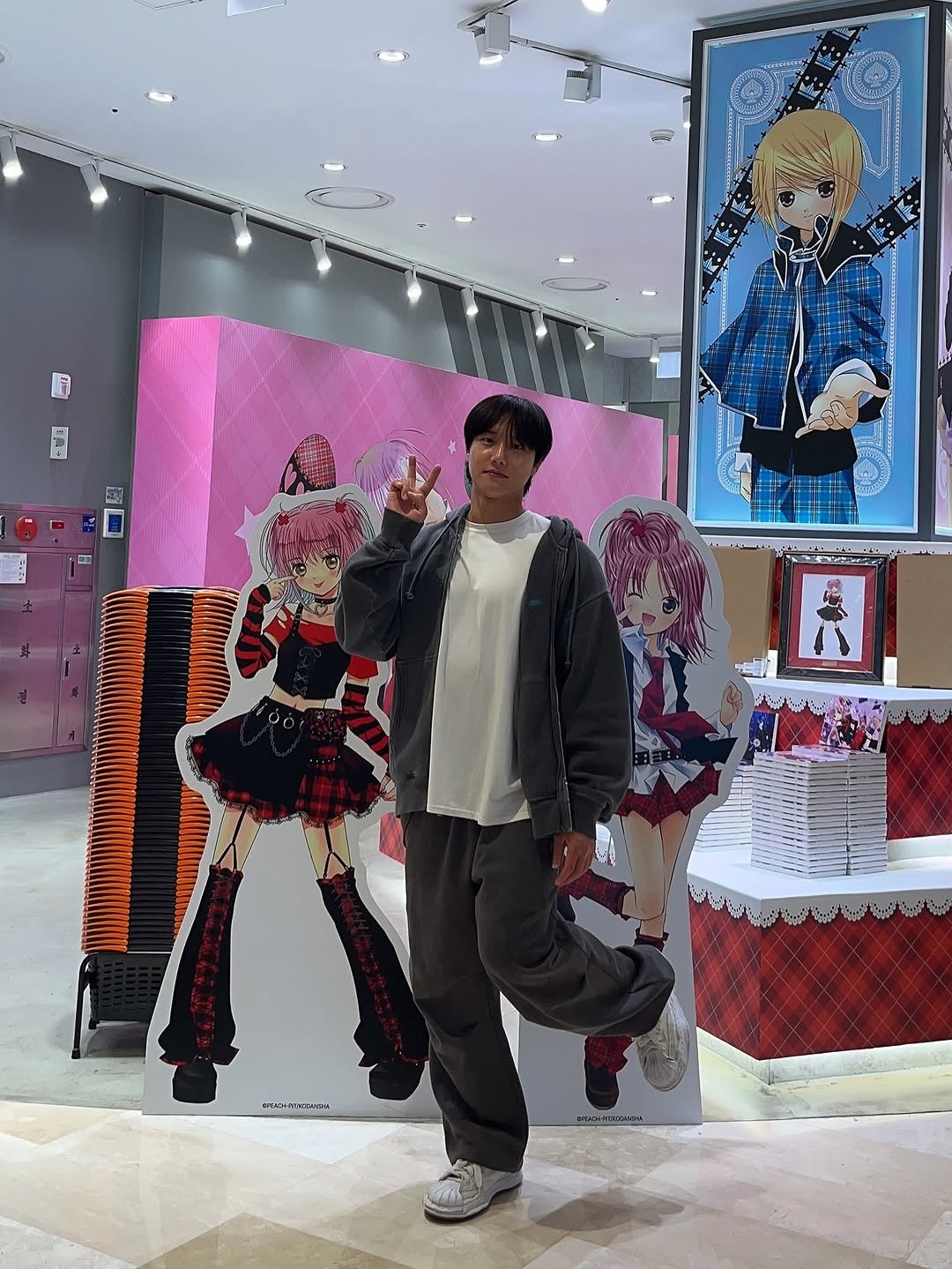 Photo by 난희 on October 29, 2025. May be an image of standing, duffle coat, lego, display case and text.