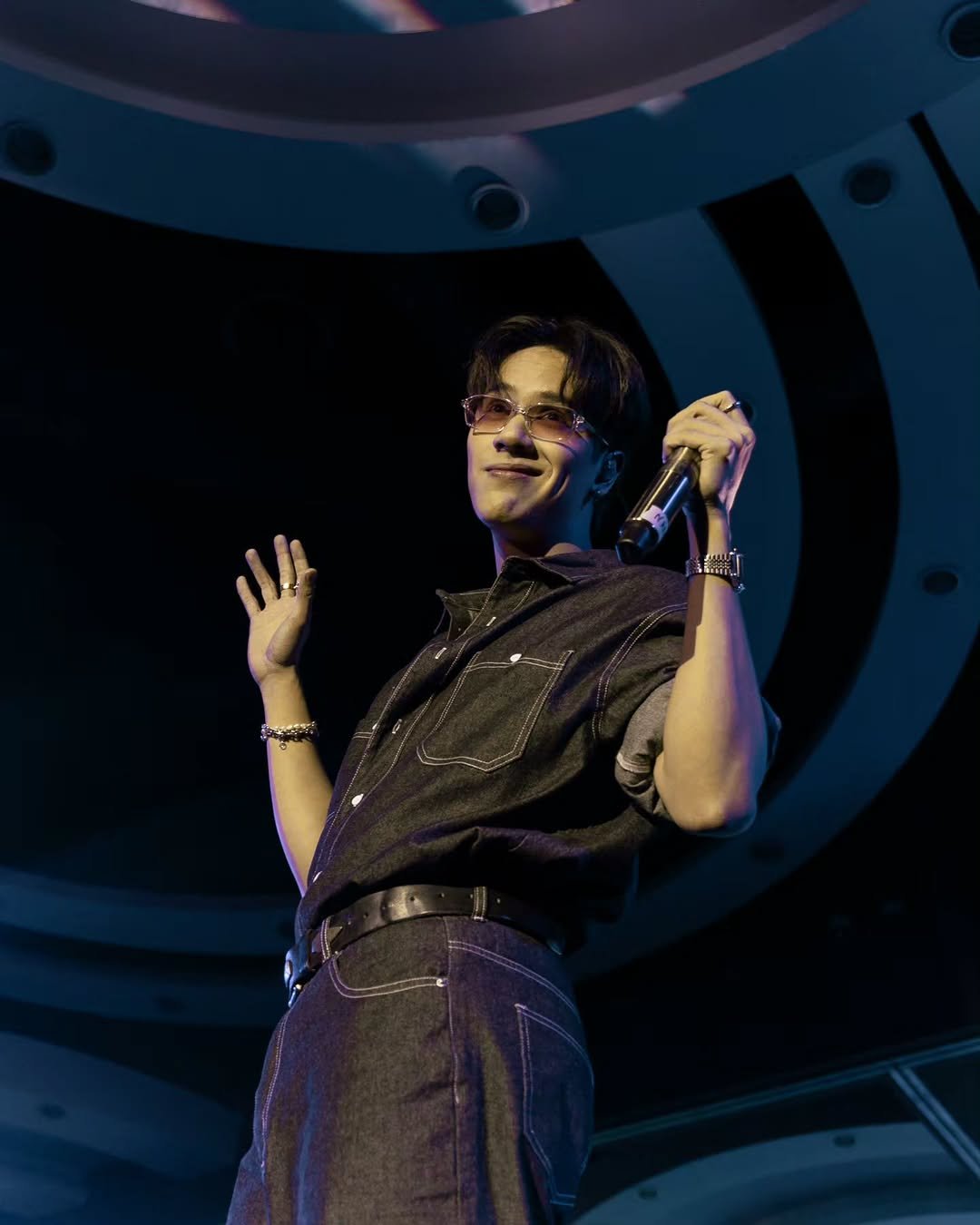 Photo by NANON on November 16, 2025. May be an image of microphone, bolo tie, concert and text.