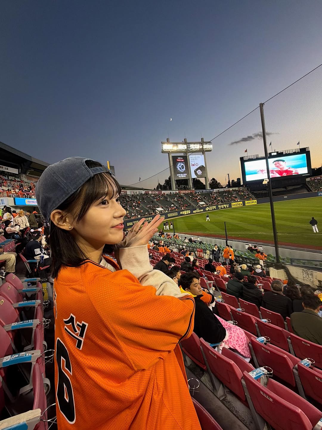 Photo by 박서진 on October 27, 2025. May be an image of baseball, stadium and text.