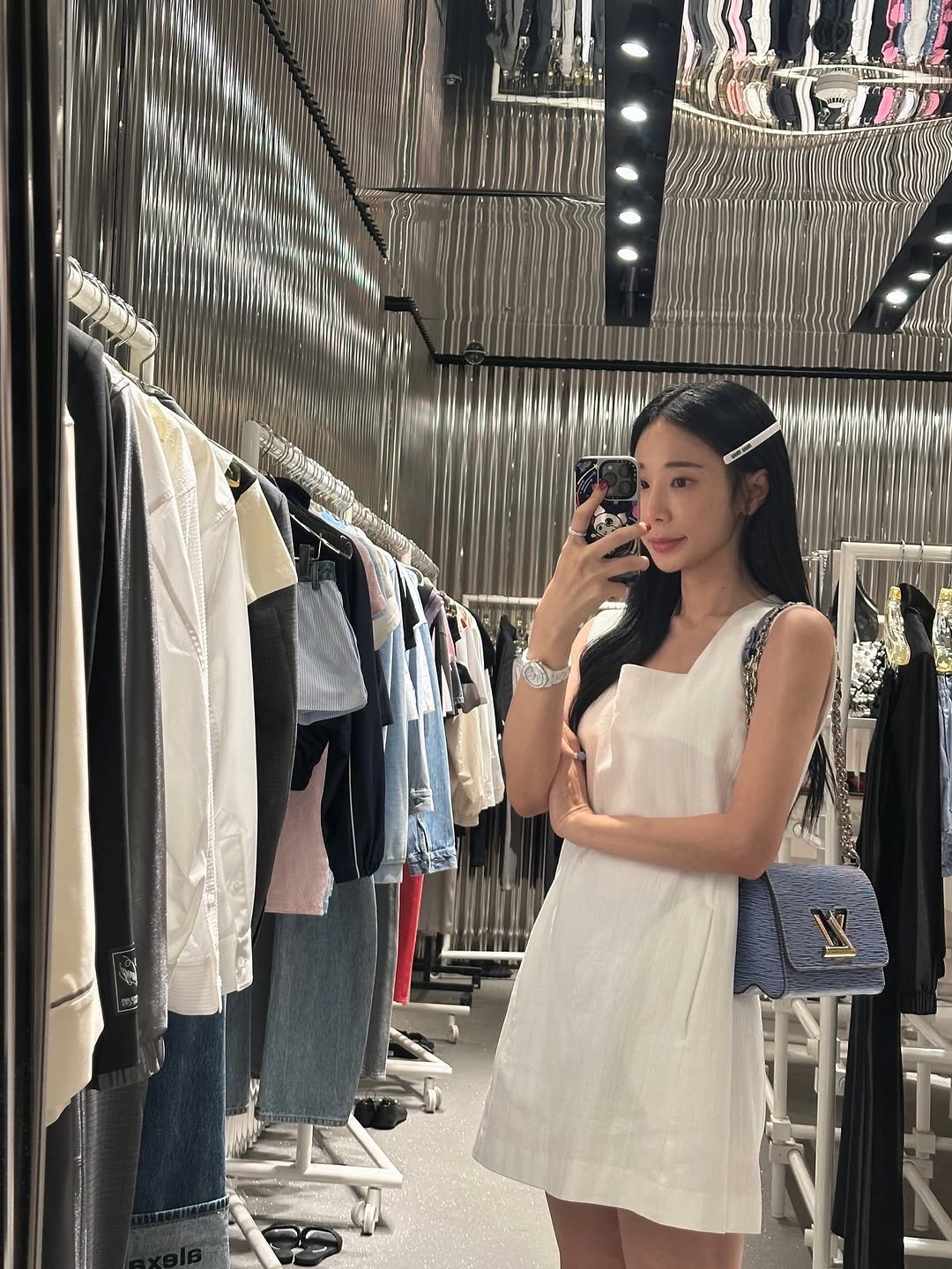 Photo by 손나래 on August 03, 2025. May be an image of 1 person, mirror, dress and text that says 'V'.