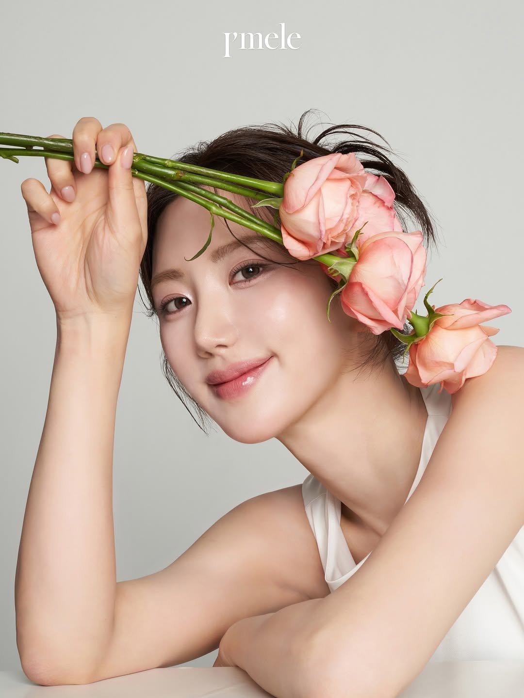 Photo by 손나래 on June 07, 2025. May be an image of one or more people, braids, makeup, prairie gentian and rose.
