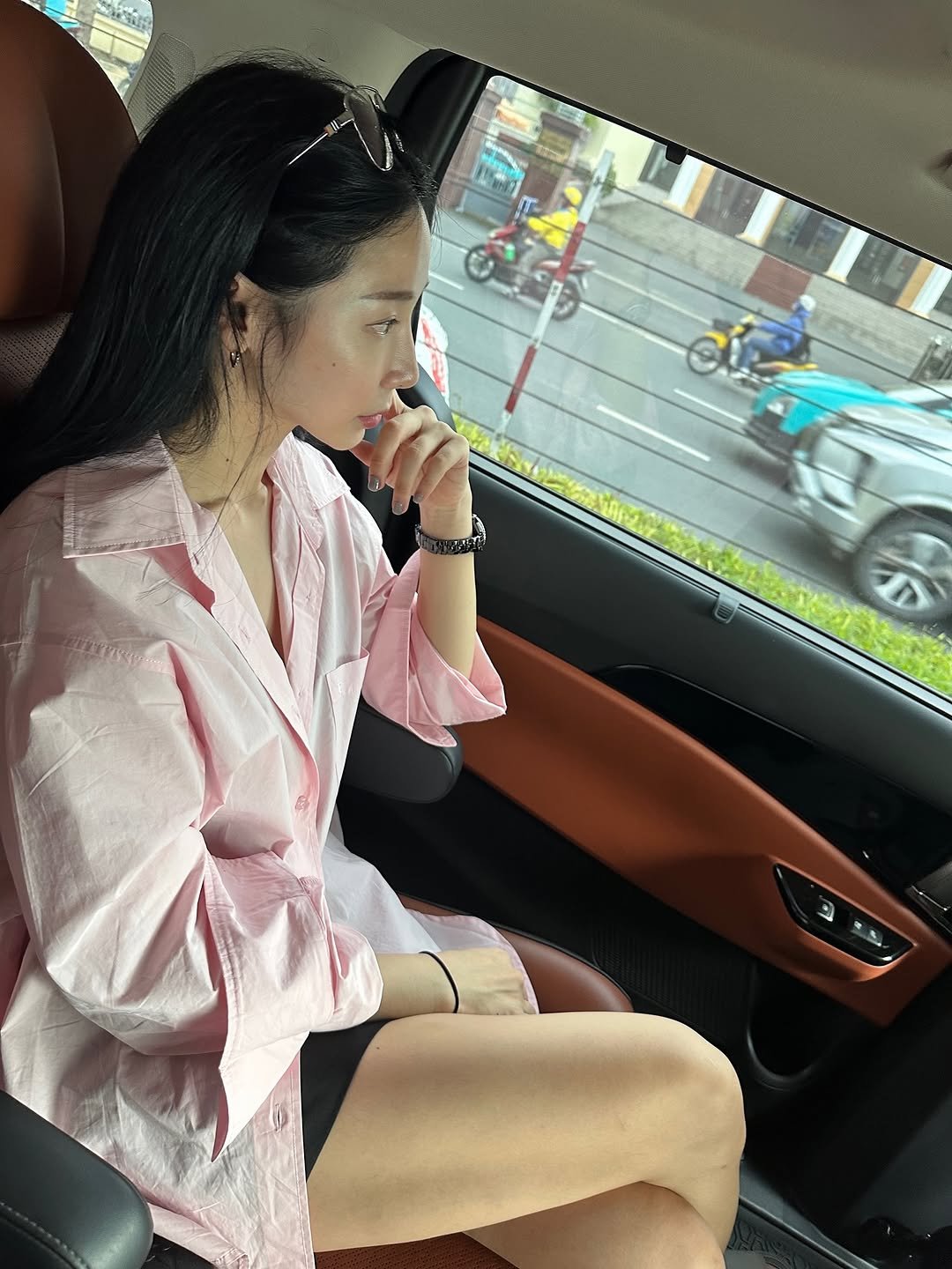 Photo by 손나래 on June 19, 2025. May be an image of 1 person, car, sleepwear, robe, bath robe and text.