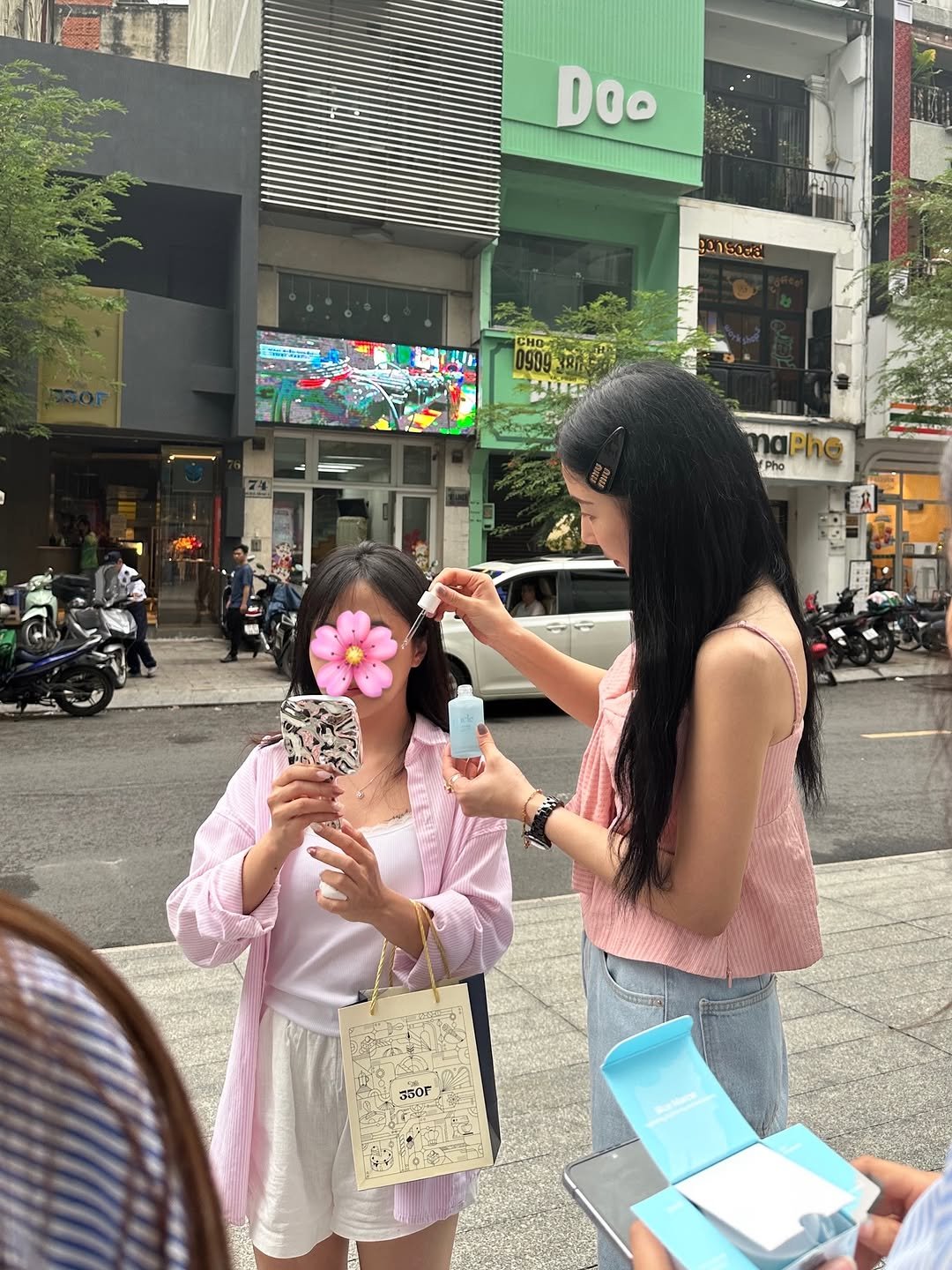 Photo shared by 손나래 on June 21, 2025 tagging @imele.korea. May be an image of 4 people, gelato, ice cream and text that says 'DOo 00180년권 이년권 maPh@ Pho Pho 35OF'.