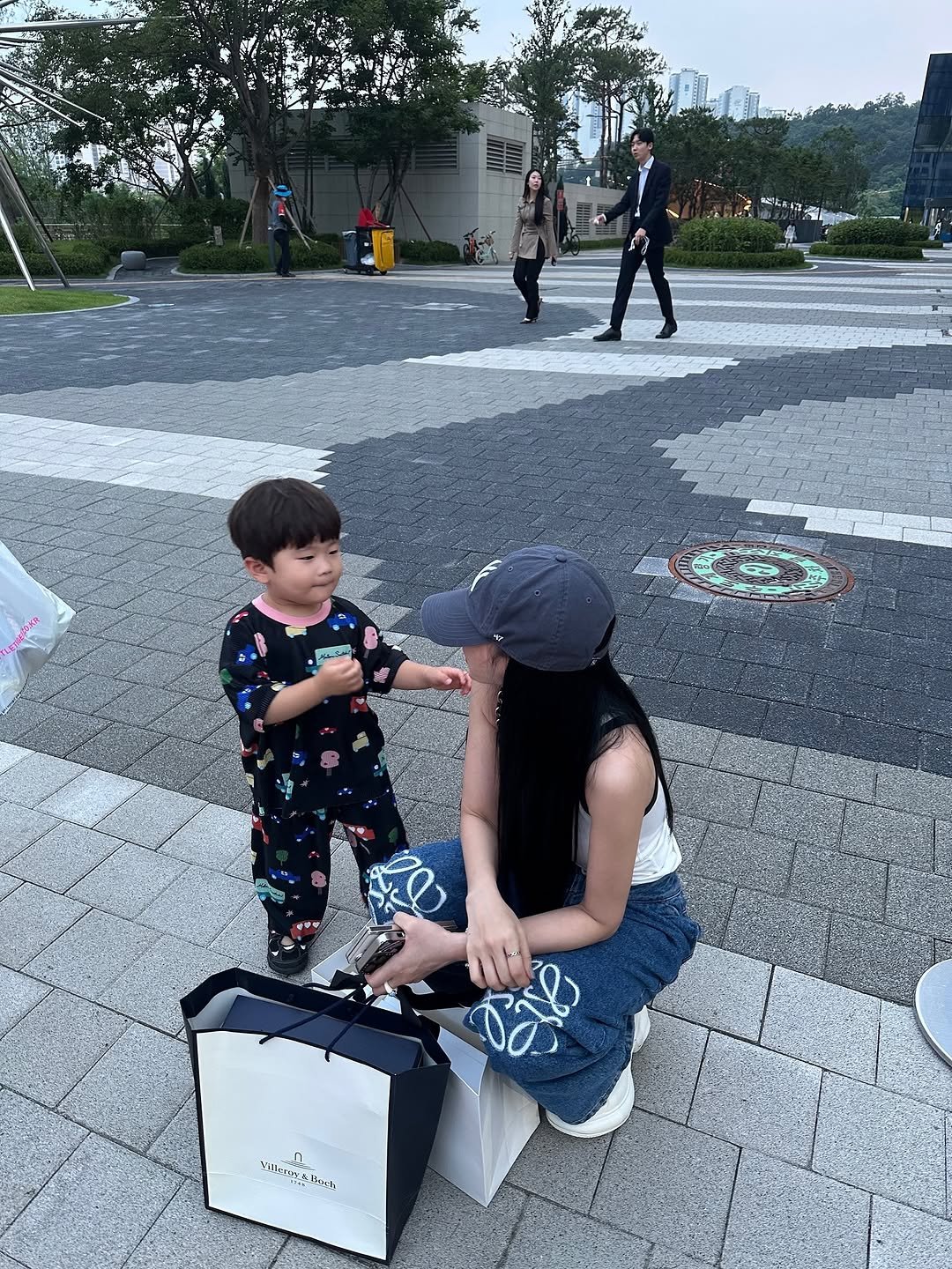 Photo by 손나래 on June 28, 2025. May be an image of 9 people, baby, suitcase, accordion, picnic and text.