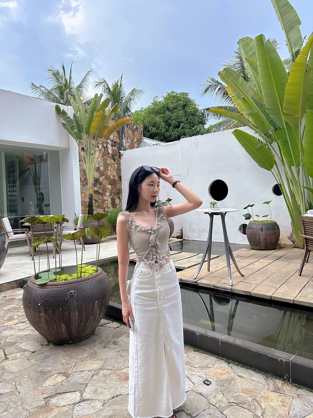 Photo by 손나래 on June 26, 2025. May be an image of 1 person, gown, dress, outdoors and text.