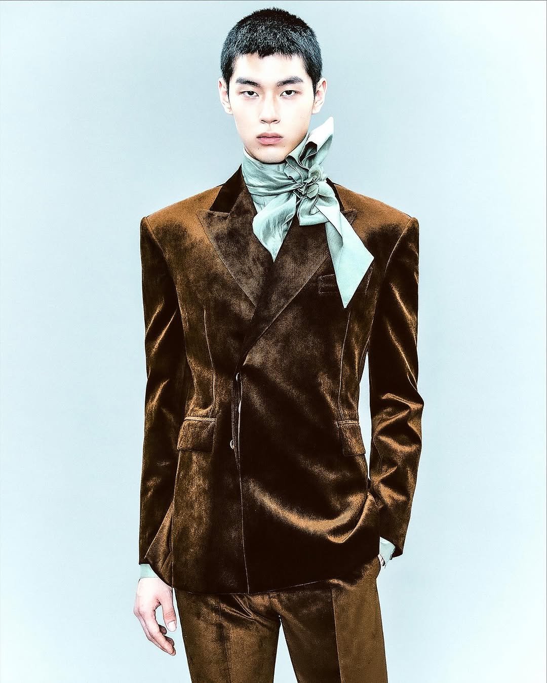 Photo shared by Choi Na Rang 최나랑 on November 05, 2025 tagging @jaybaekcouture, @leeyoung220, @thejaybaek, @pm.11.1, @du_kyung, @leeseonyeong__, and @jiahui_meng_. May be an image of suit and overcoat.