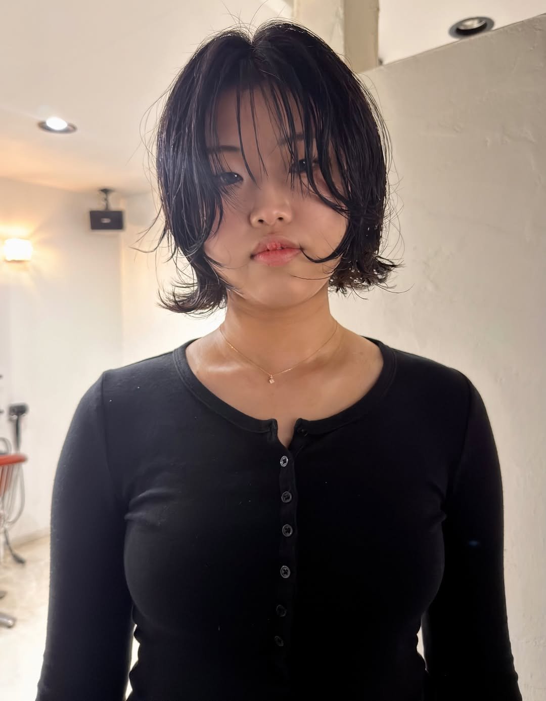 岡山の美容室NARVIS代表。パーマ・カット・ヘアカラーを中心に、日常に馴染むデザインと再現性を重視したスタイル提案を行っています。