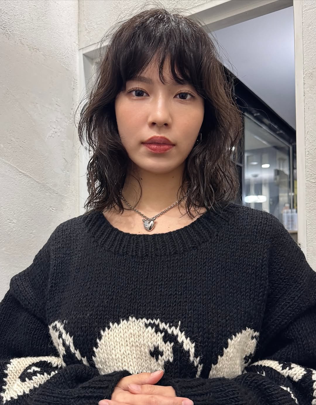 Photo by 水舟勝己　Katsumi Mizufune on October 31, 2025. May be an image of one or more people, bangs, makeup, sweater, necklace, turtleneck and text.