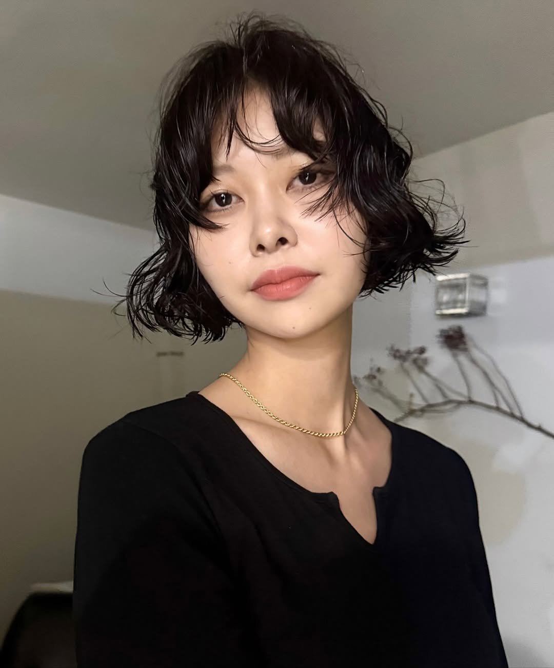 Photo by 水舟勝己　Katsumi Mizufune on October 16, 2025. May be an image of one or more people, bangs, makeup, turtleneck and text.