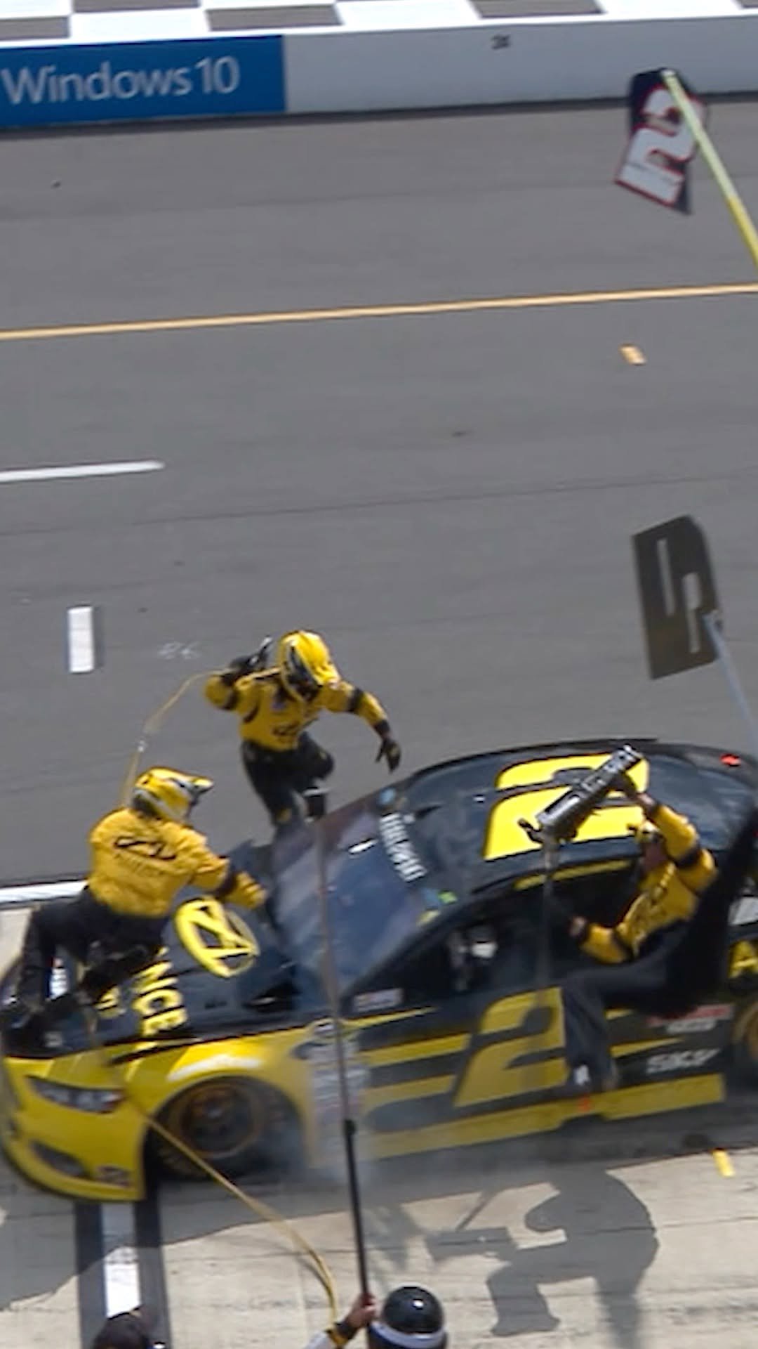 nascar 게시물 이미지: Another reason why our pit crews are TOUGH.
