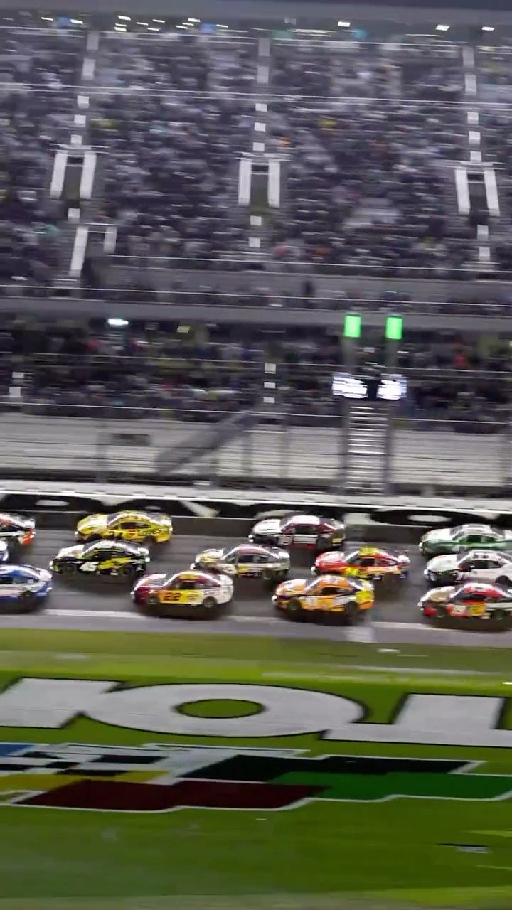 nascar 게시물 이미지: There's no mistaking the roar of the pack.