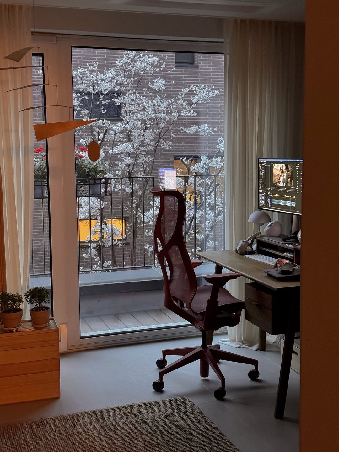 Photo by 나타샤블루(한민경) | 살림하는 여자 on April 06, 2026. May be an image of indoors, office, window and text.