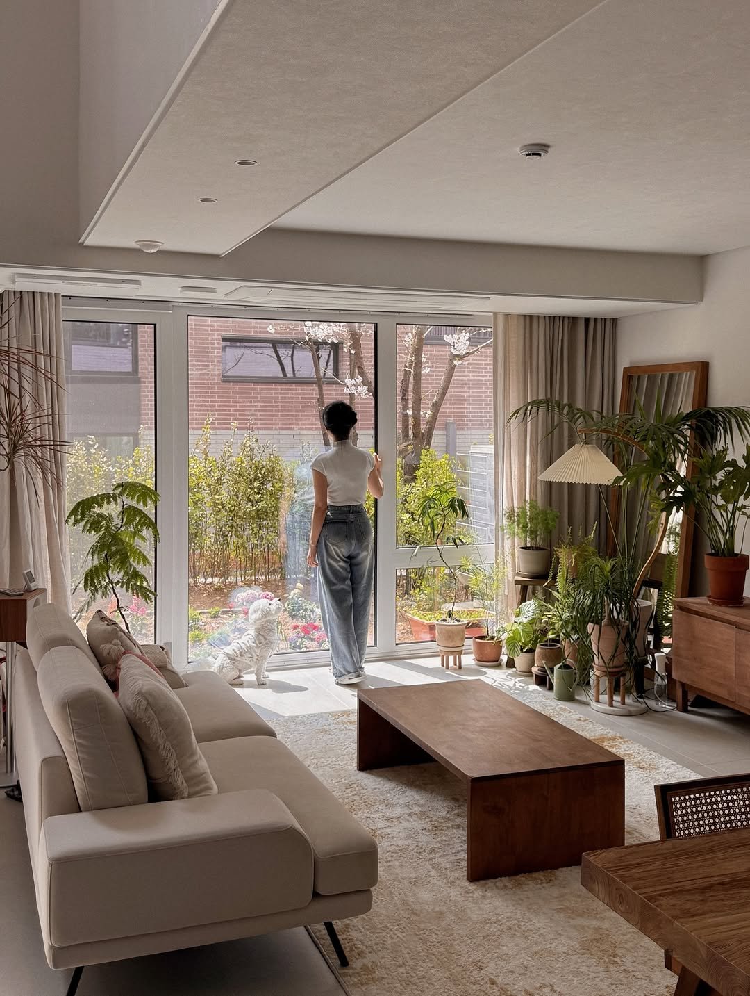 Photo by 나타샤블루(한민경) | 살림하는 여자 on April 04, 2026. May be an image of sofa, living room, indoors and text.