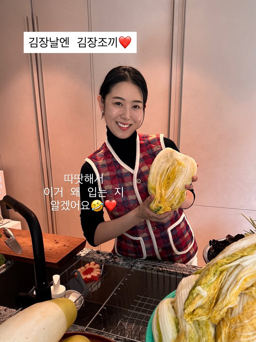 Photo by 나타샤블루(한민경) | 살림하는 여자 on November 12, 2025. May be an image of durian, mango and text that says '김장날엔 김장조끼 따팟해서 이거 왜 입는 지 알겠어요'.