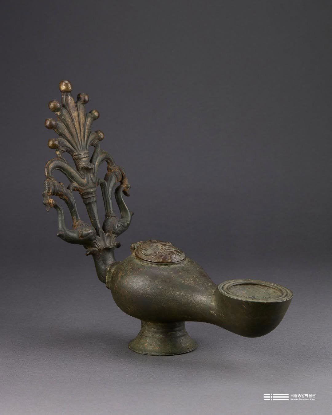 nationalmuseumofkorea 게시물 이미지: 고대 유럽의 등잔이 태국에?

옛 사람들이 어둠을 밝히는 데 썼던 등잔입니다....