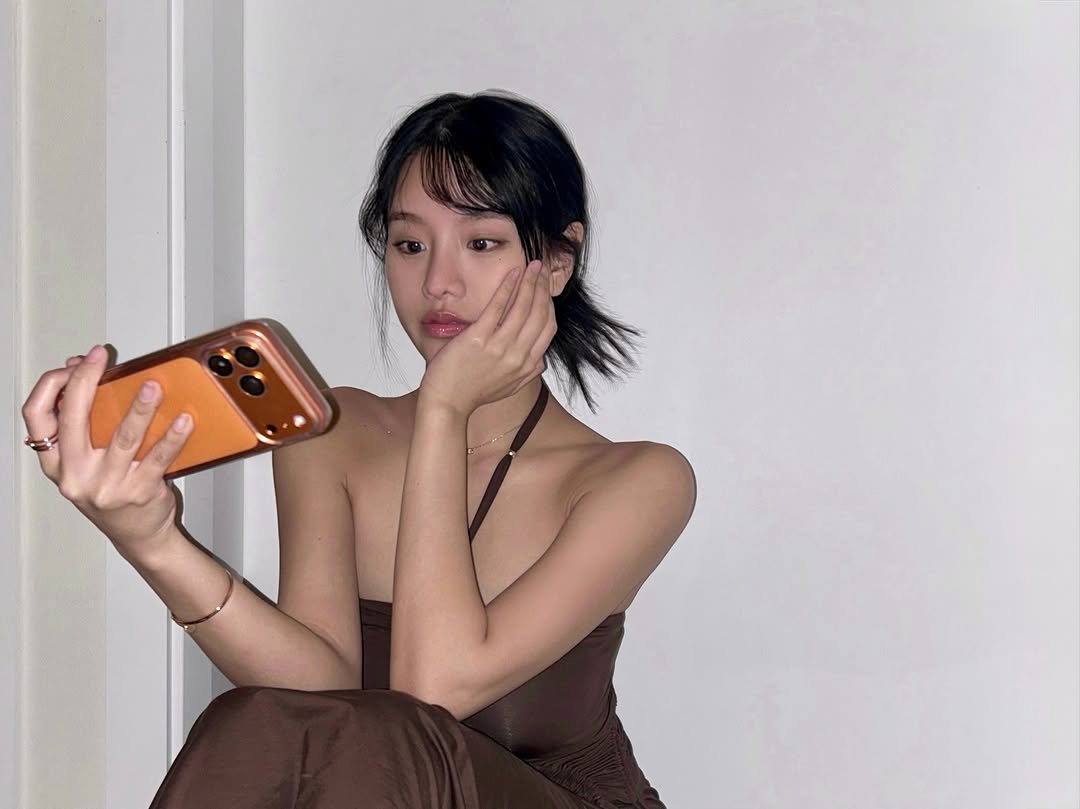 Photo by NATTY (( 나띠 )) on January 01, 2026. May be an image of one or more people, hair, phone and text.