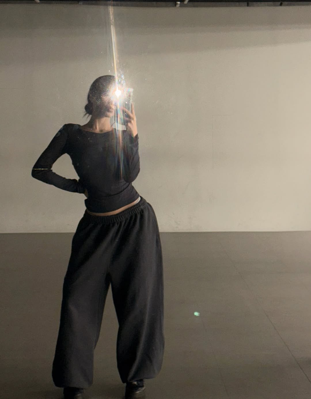 Photo by NATTY (( 나띠 )) on March 13, 2026. May be an image of dancing, sweatpants and text.