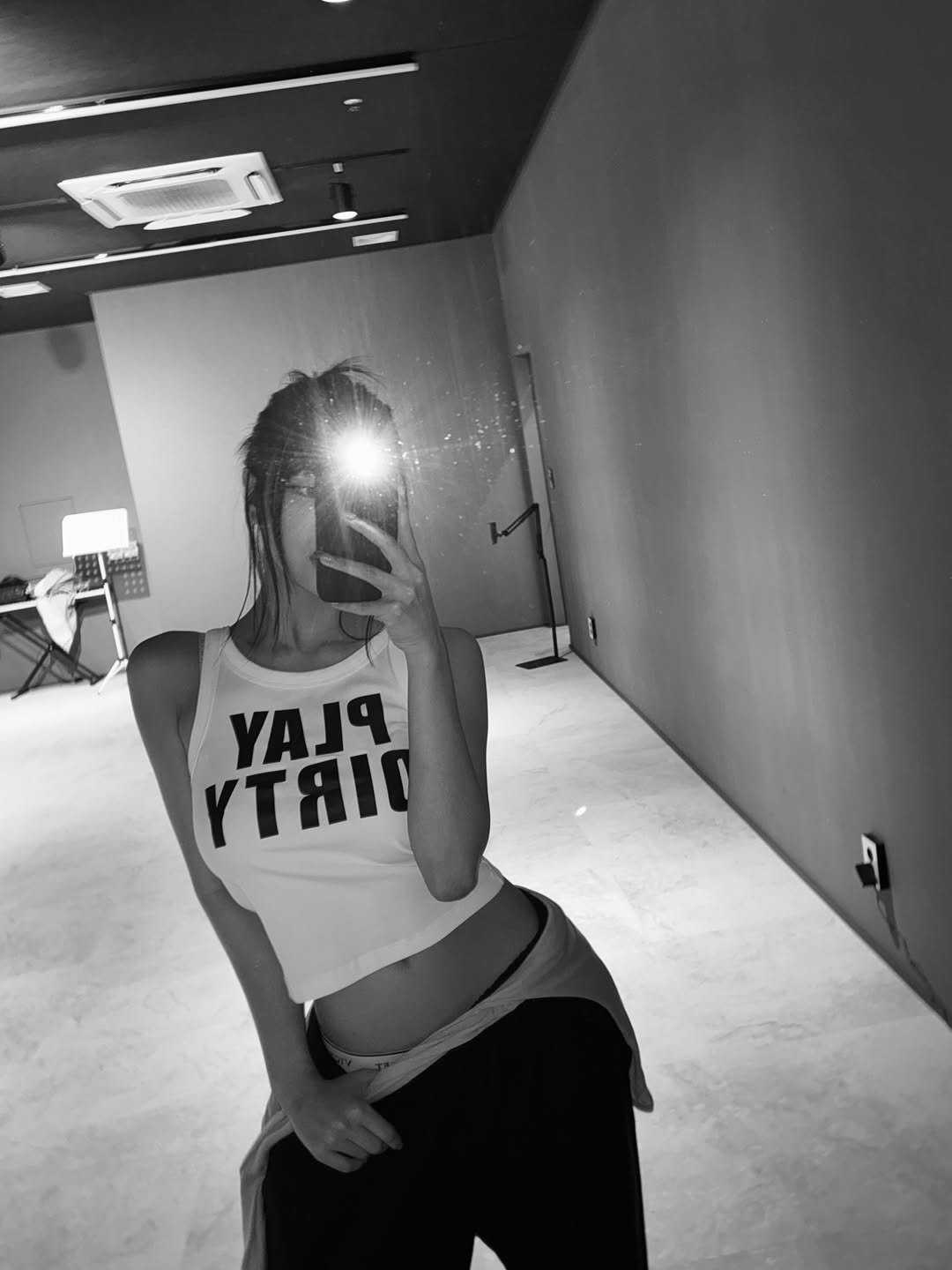 Photo by NATTY (( 나띠 )) on December 01, 2025. May be a black-and-white image of activewear, phone, sweatpants, mirror, top and tanktop.