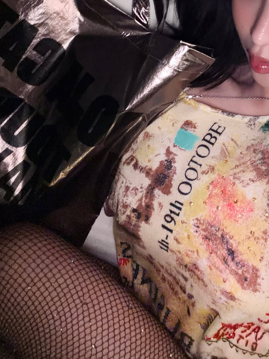 Photo by NATTY (( 나띠 )) on December 16, 2025. May be an image of one or more people, makeup, fishnet stockings, grocery bag, plastic bag and text that says 'MI СОТОВ. ООТОВЕ 地-191h 191h'.