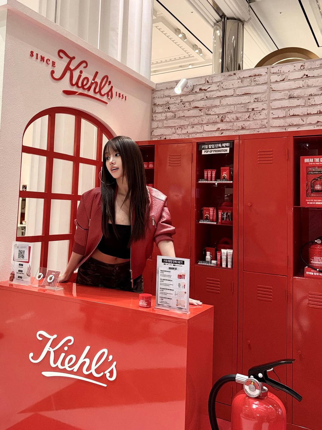 Photo shared by NATTY (( 나띠 )) on January 19, 2026 tagging @kiehlskorea. May be an image of one or more people, makeup, fragrance and perfume.