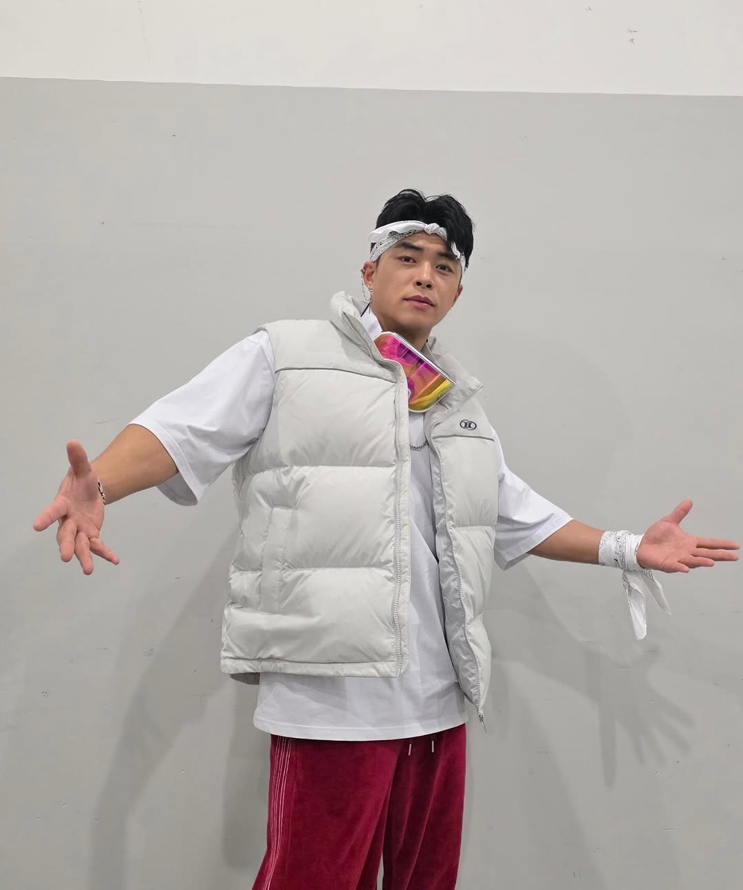 Photo by 마선호 on December 15, 2025. May be an image of bandanna, costume, vest, sweatpants and text.