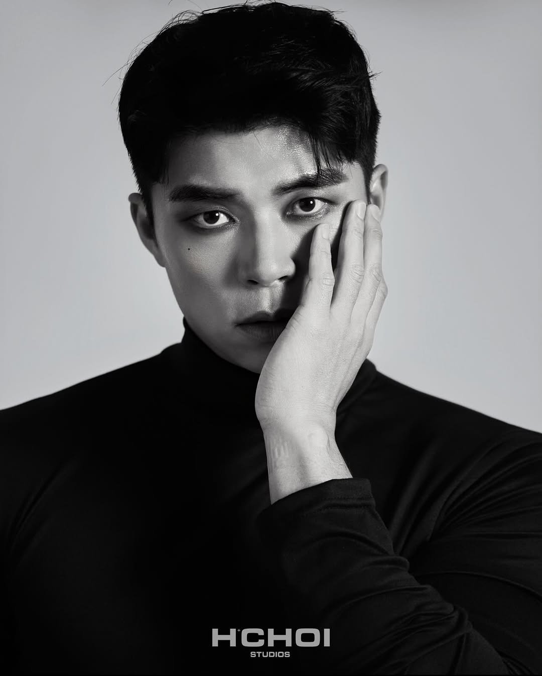 Photo by 마선호 on December 23, 2025. May be an image of one or more people, bangs, top and text that says 'HCHOI ST STUDIOS'.