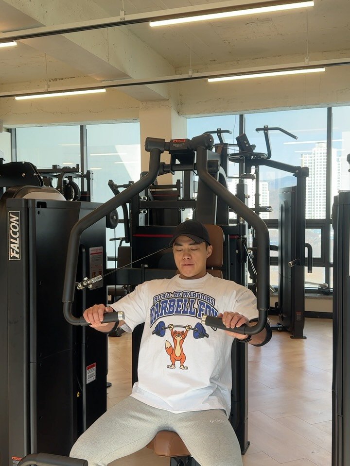 natural_masunho 게시물 이미지: 미는날👍🏻

가슴,어깨 훈련

-현재의 몸 상태에 맞는 중량을 설정하고 피로도가...