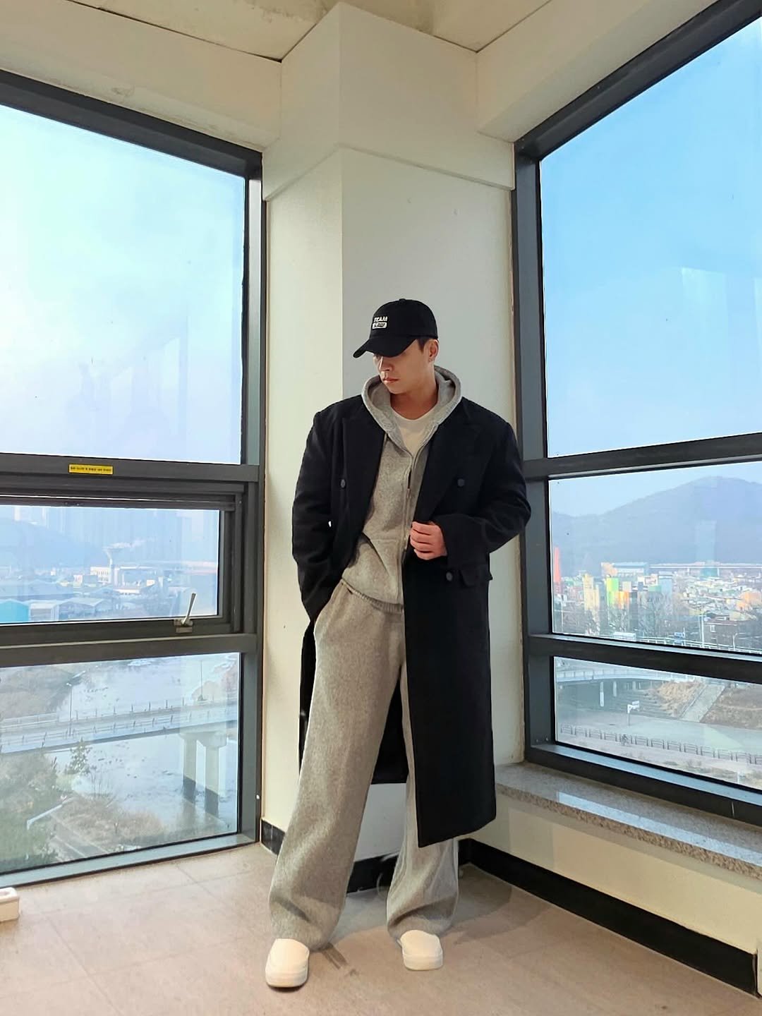 Photo shared by 마선호 on February 13, 2026 tagging @lookmo.n. May be an image of duffle coat, overcoat, hat, bath robe, parka, sweatpants and text.