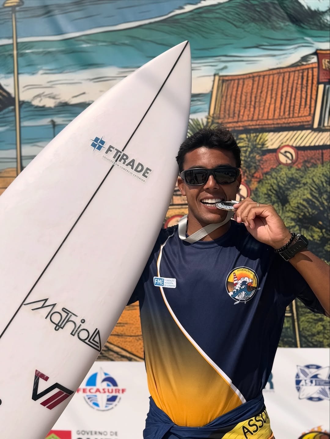 Photo shared by Dérek Adriano on December 07, 2025 tagging @evoluaclinicaesportiva, @navegantessurfclube, @fmenavega, and @casamathiola. May be an image of surfboard, skateboard, wetsuit, water and text.