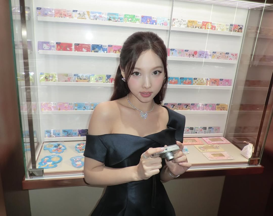 Photo shared by 나연 (NAYEON) on December 26, 2025 tagging @ubs.gold.