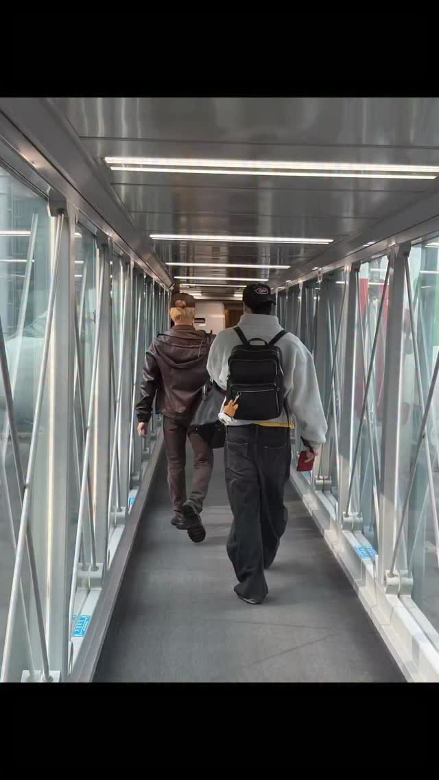 nct127 게시물 이미지: bkk is callin🤙🤙

#JOHNNY #TAEYONG
#NCT127