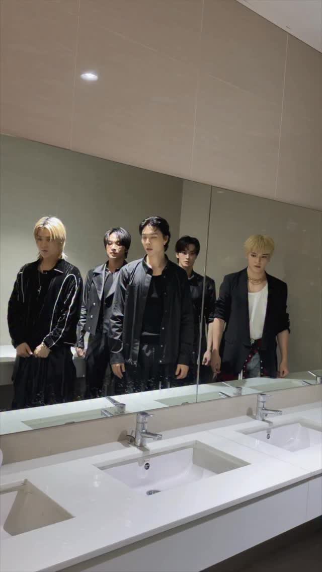 nct127 게시물 이미지: quick tiktok time before the show #NCT127