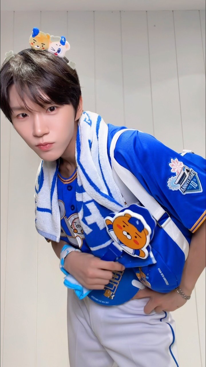 nctwish_official 게시물 이미지: 🧢🤩💙⚾️🦁

#JAEHEE #재희 #ジェヒ 
#NCTWISH