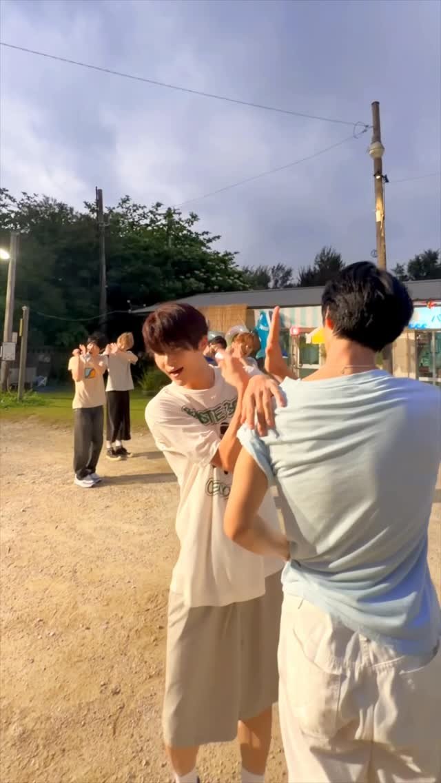 nctwish_official 게시물 이미지: ➷ ʙᴏʏ ᴍᴇᴇᴛs ɢɪʀʟ

EVERYTHING, ALL AT ONCE,...