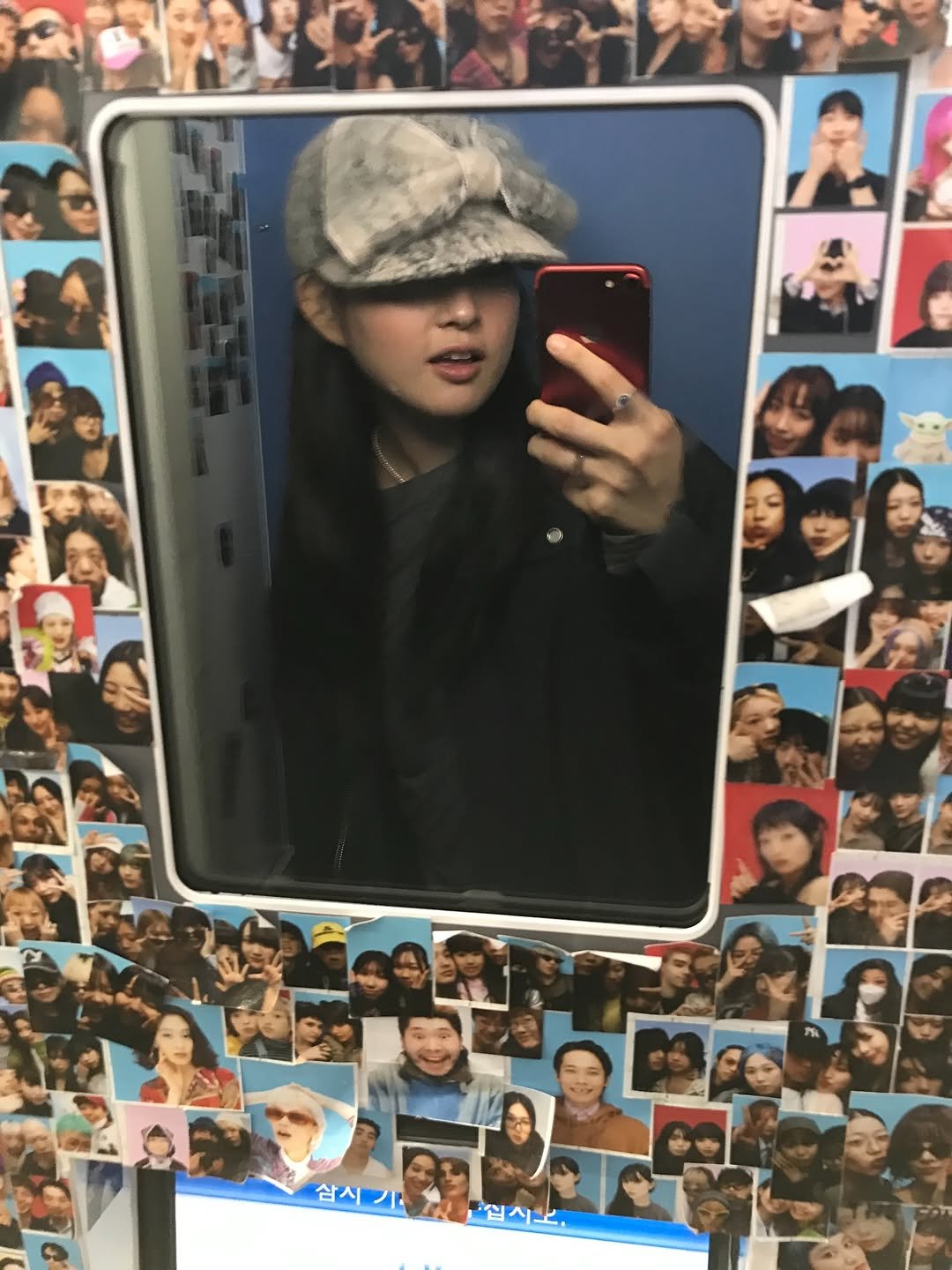 Photo shared by 목지혜 on November 07, 2025 tagging @awesomeneeds. May be a selfie of duffle coat, hat, parka, mirror, beret, bowler hat, turtleneck and text that says '삼시가 삼시 십시오.'.
