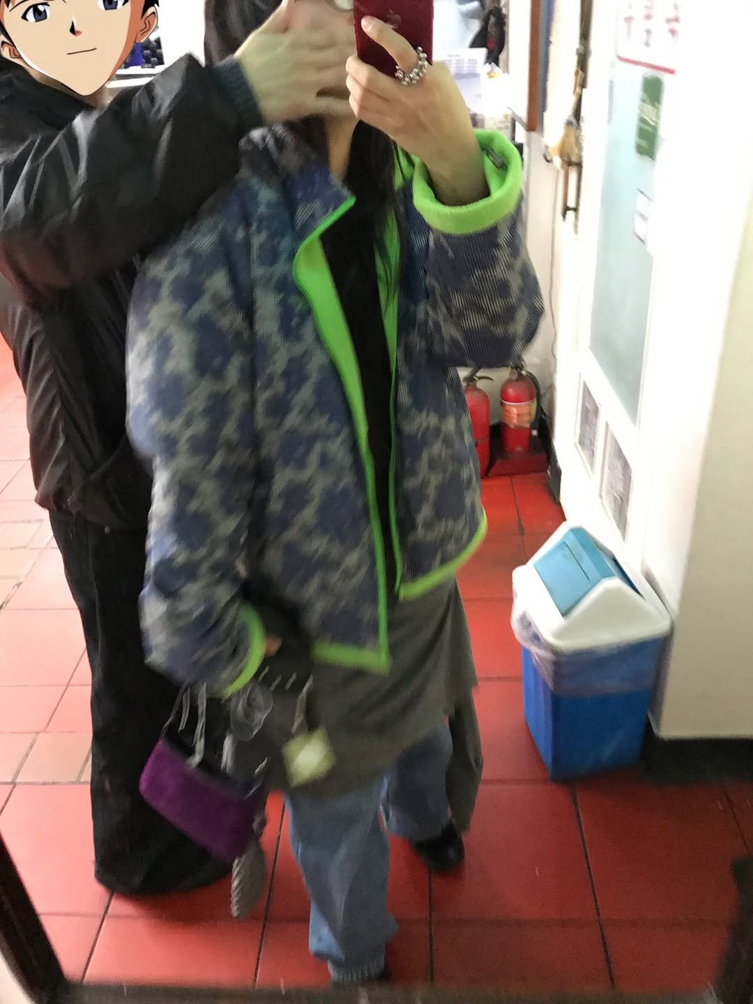 Photo shared by 목지혜 on December 01, 2025 tagging @uniqlokr, and @openyy_official. May be a selfie of duffle coat, parka, jacket and text.