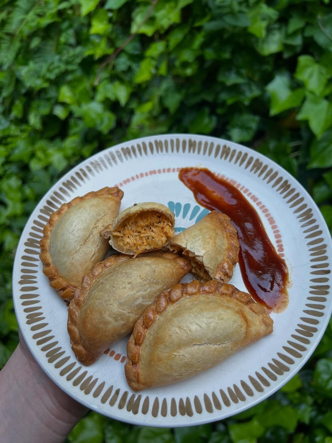 neighbors 게시물 이미지: Out of 50+ empanadas on Neighbors, I keep...