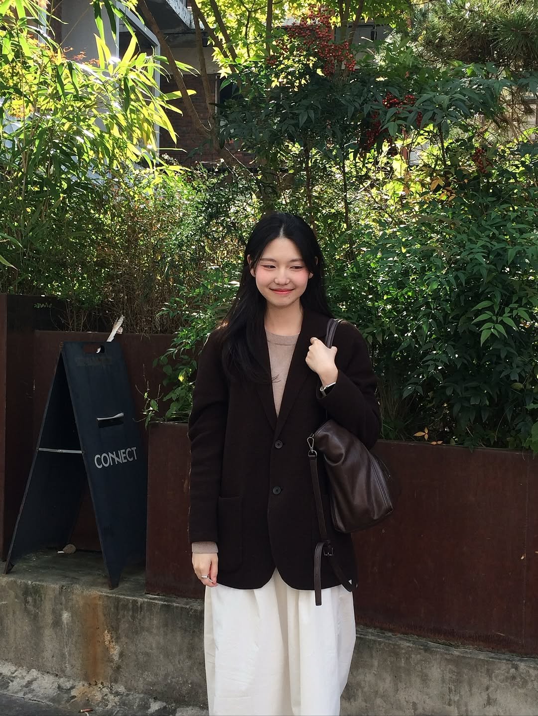 Photo by 여진 on November 02, 2025. May be an image of duffle coat, overcoat, parka, blazer and text.