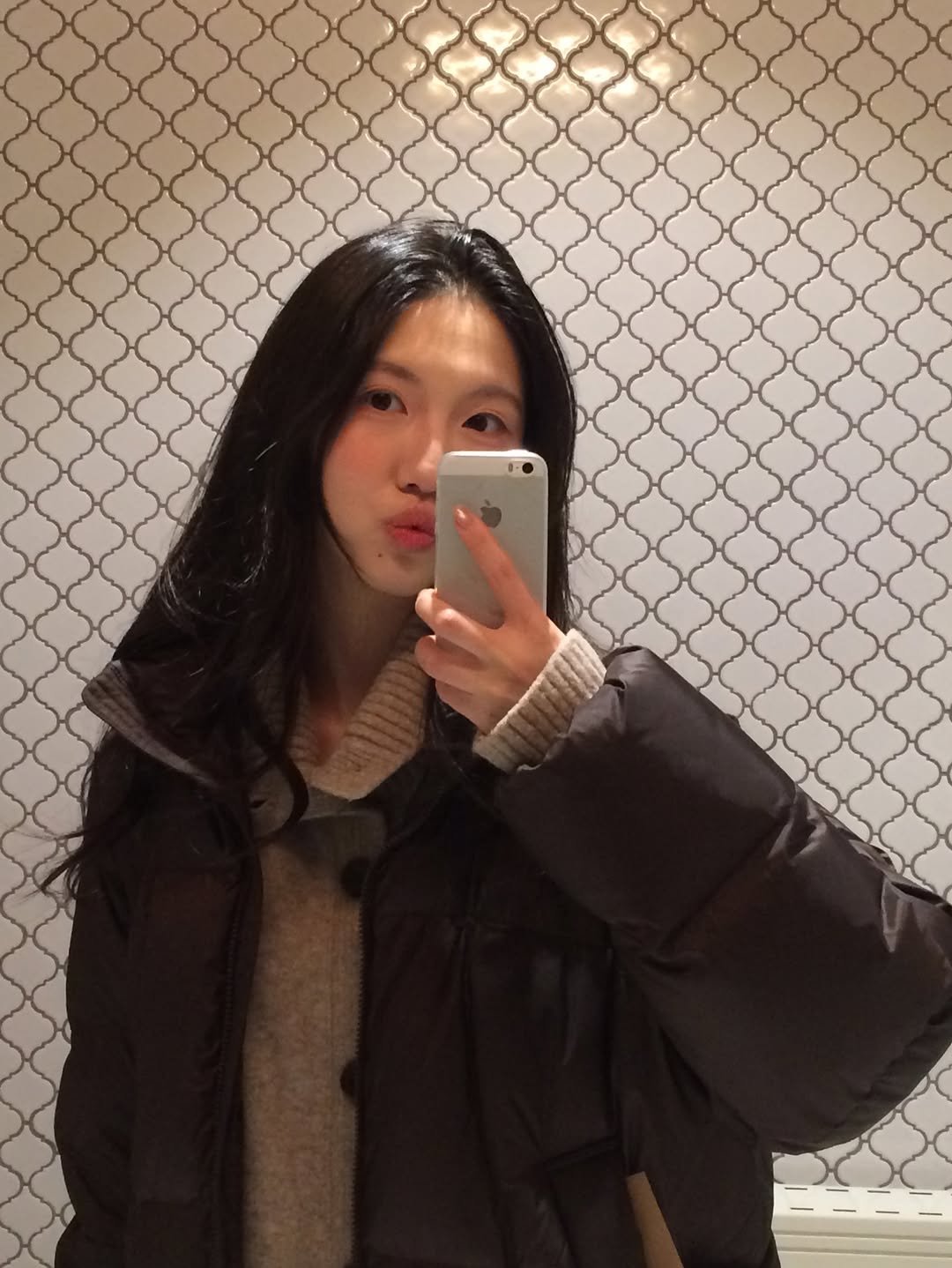 Photo by 여진 on November 29, 2025. May be a selfie of duffle coat, goosedown coat, turtleneck, parka, jacket and text.
