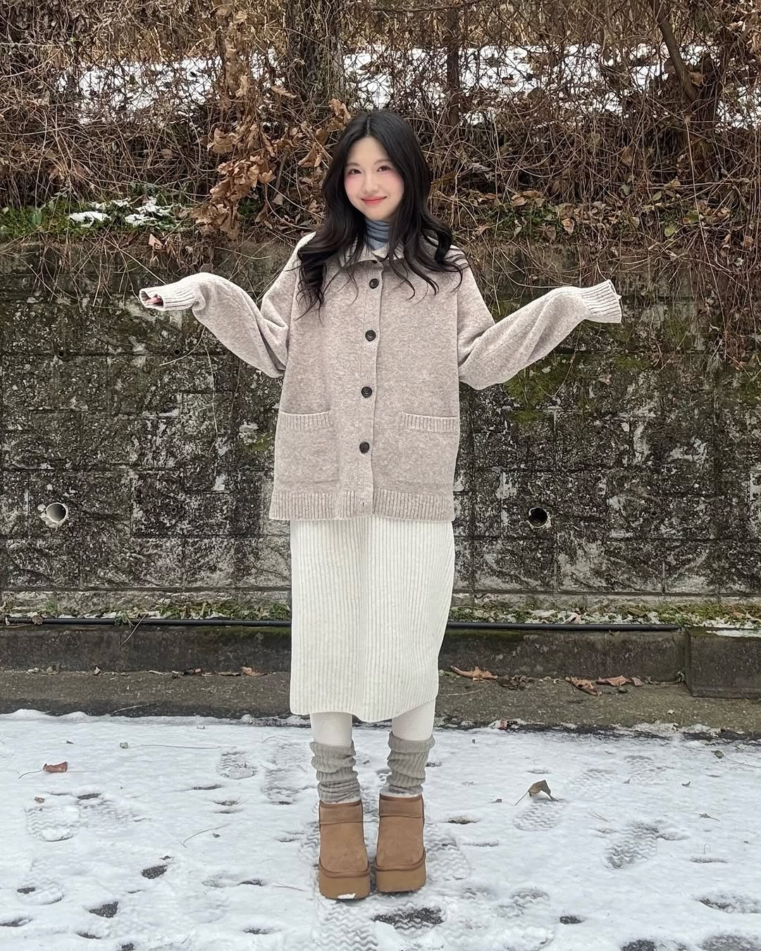 Photo by 여진 on December 16, 2025. May be an image of duffle coat, overcoat, goosedown coat, fur coat, wool, turtleneck, cardigan, parka and text.