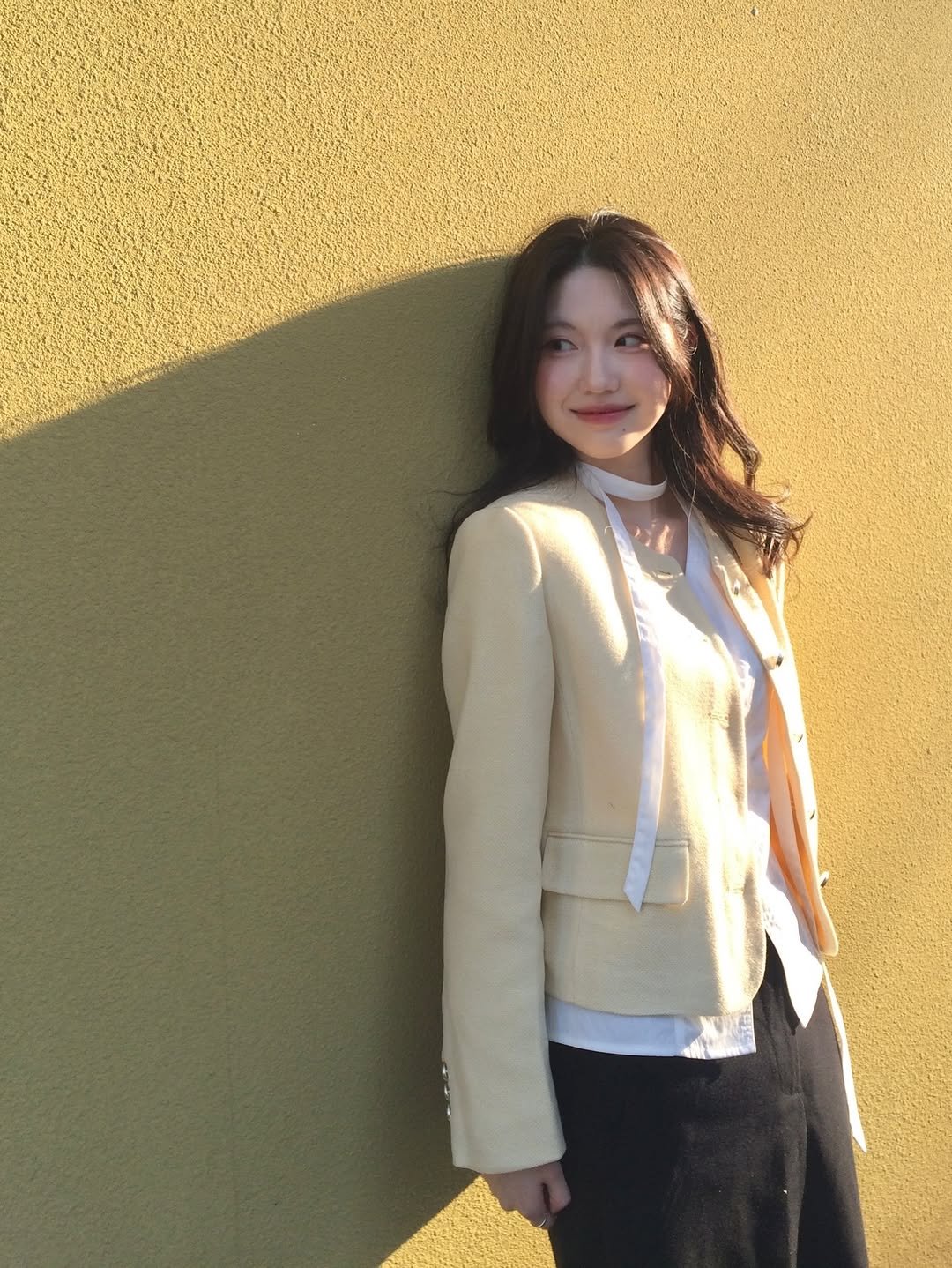 Photo by 여진 on February 02, 2026. May be an image of duffle coat, overcoat, suit, blazer, jacket and text.