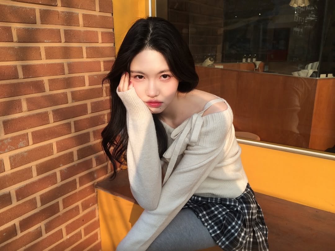 Photo by 여진 on February 11, 2026. May be an image of one or more people, hair, top, brick wall and text.