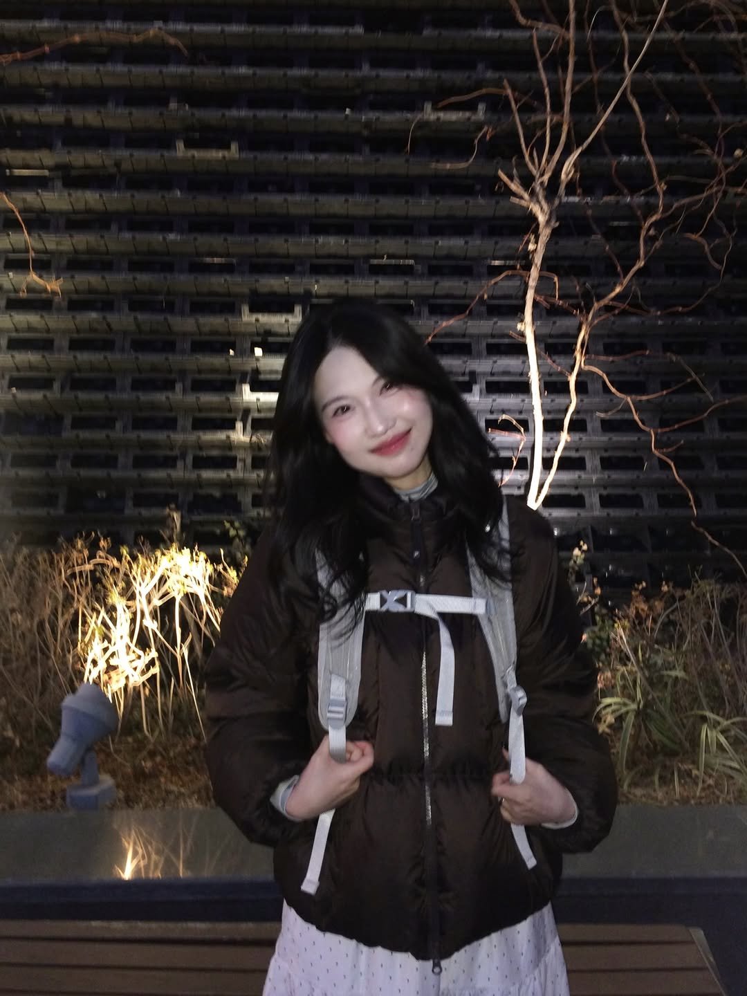 Photo by 여진 on January 27, 2026. May be an image of one or more people, hair, duffle coat, raincoat, parka, jacket and text.