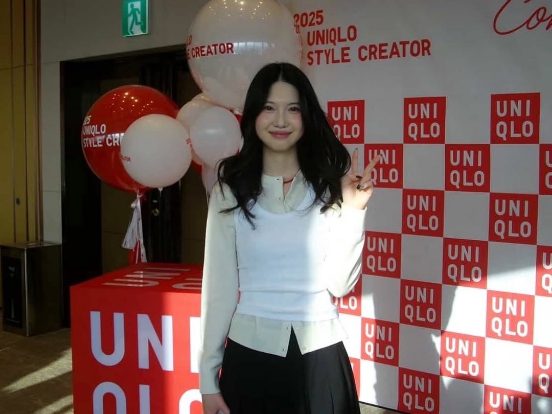 Photo by 여진 on January 31, 2026. May be an image of one or more people, hair, top and text that says 'CREATOR REATOR UNIQLO STYLE CREATOR MLCR MIQLO YLE'CR CR UNI QLO UNI UNI OLO QLO 1 UNI UNI OLO QLO UNI UNI QLO QLO UNI QLO UNI QLO LO UNI QLO UNI UNI νΙ U QLO QLO Q UNI QLO UNI QLO UN U'.