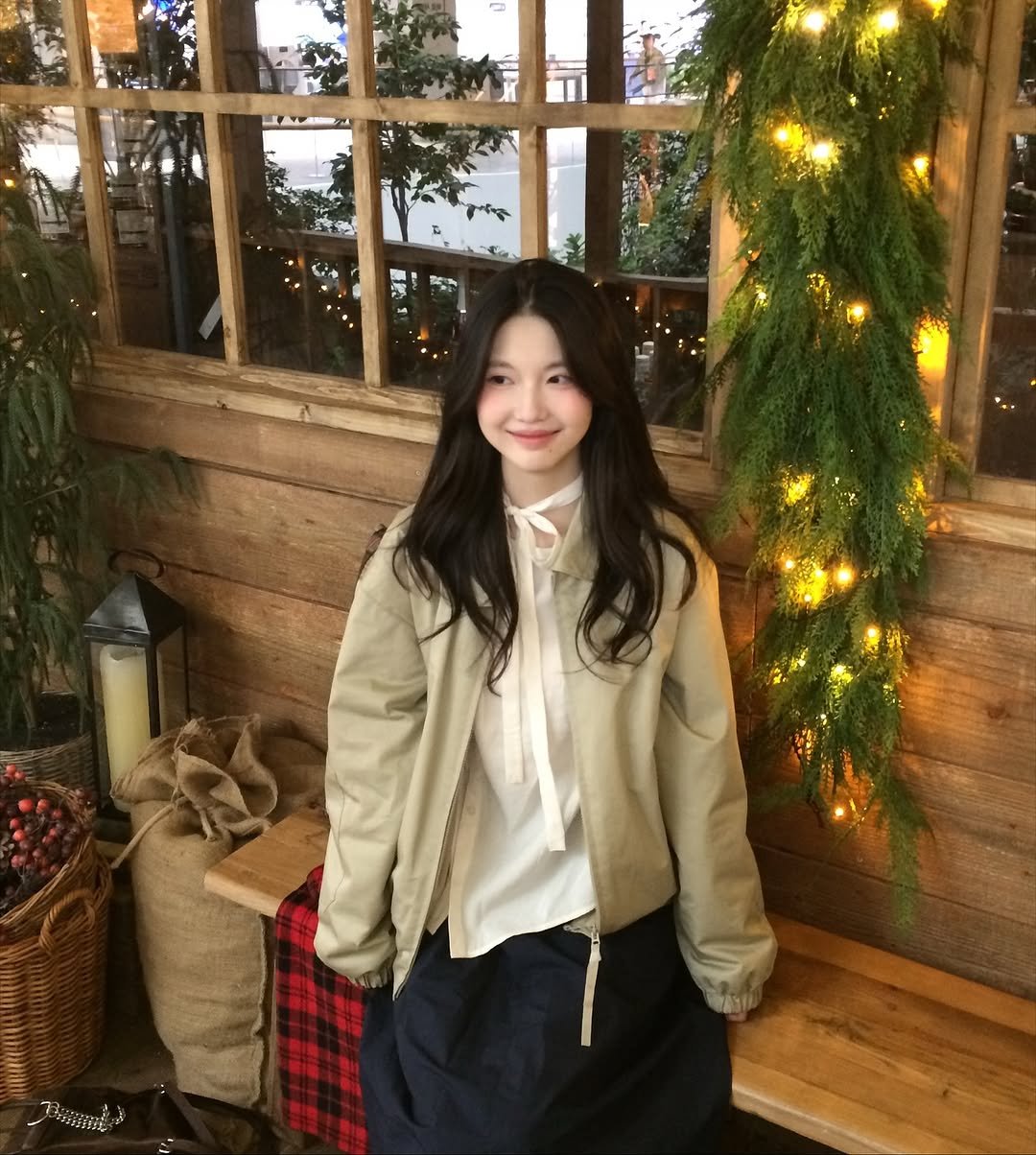 Photo by 여진 on November 08, 2025. May be an image of duffle coat, goosedown coat, parka and text.