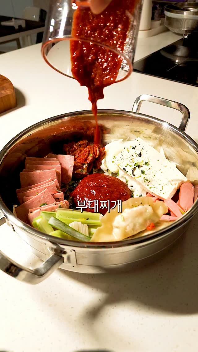 neollee_happywithit 게시물 이미지: 🥫 실패 없는 조합 부대찌개지롤~~ 

오늘은 따로 장 안보고
집에 있는 것들 중에...